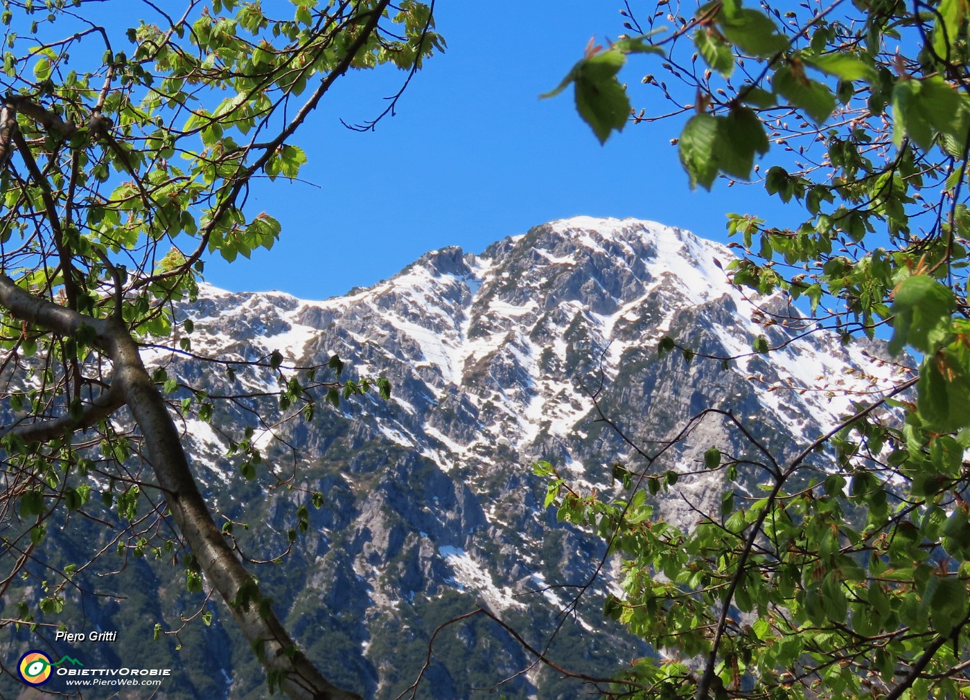 34 Finestra sulla Corna Grande (2087 m) ancora imbiancata.JPG